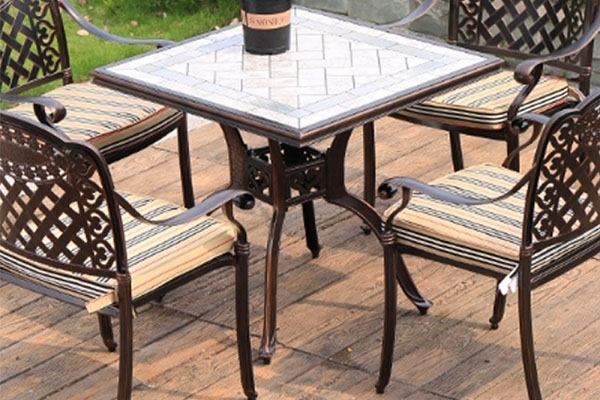 Mẫu bàn trà sân vườn hình vuông vừa tiện vừa sang
