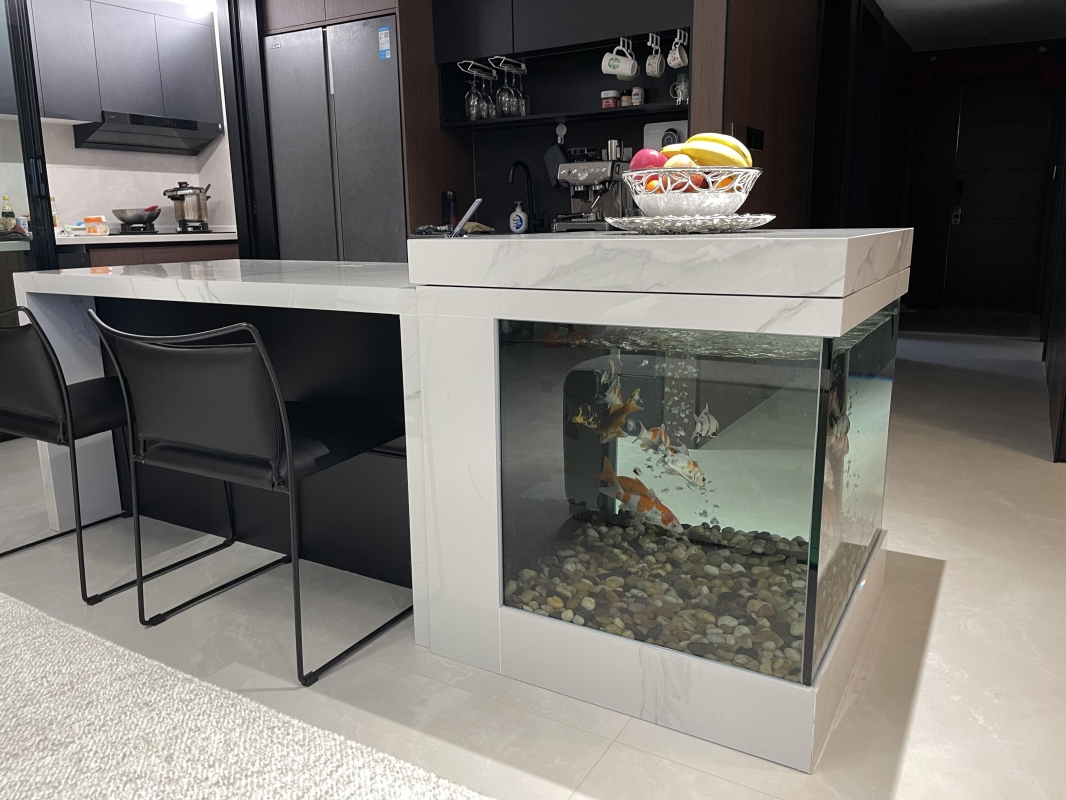 Bàn đảo bếp tích hợp bể cá cảnh