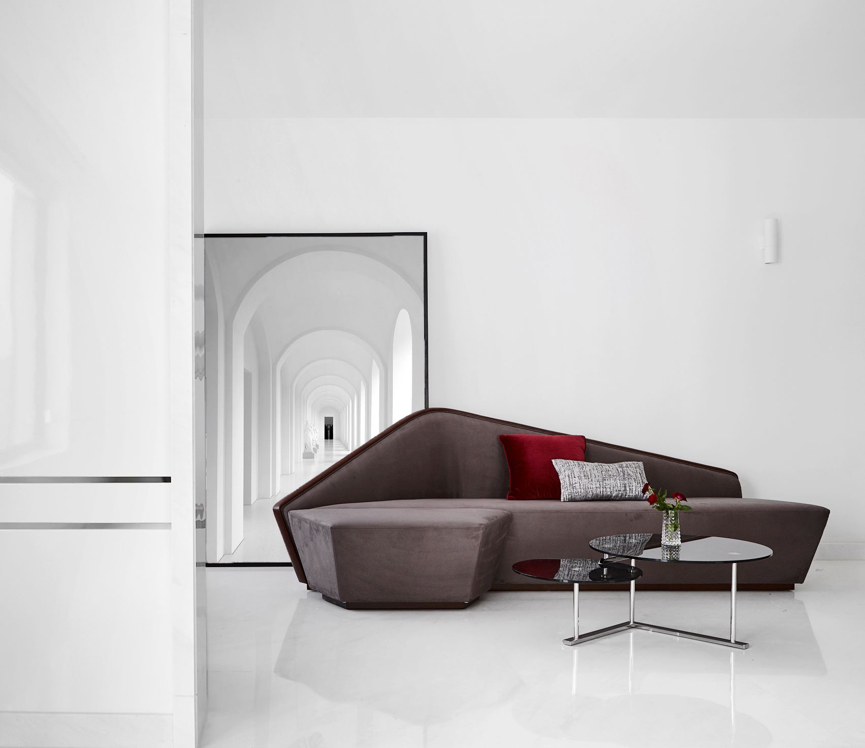 Sofa Đường Cong Nghệ Thuật & Bàn Trà Kính Hiện Đại
