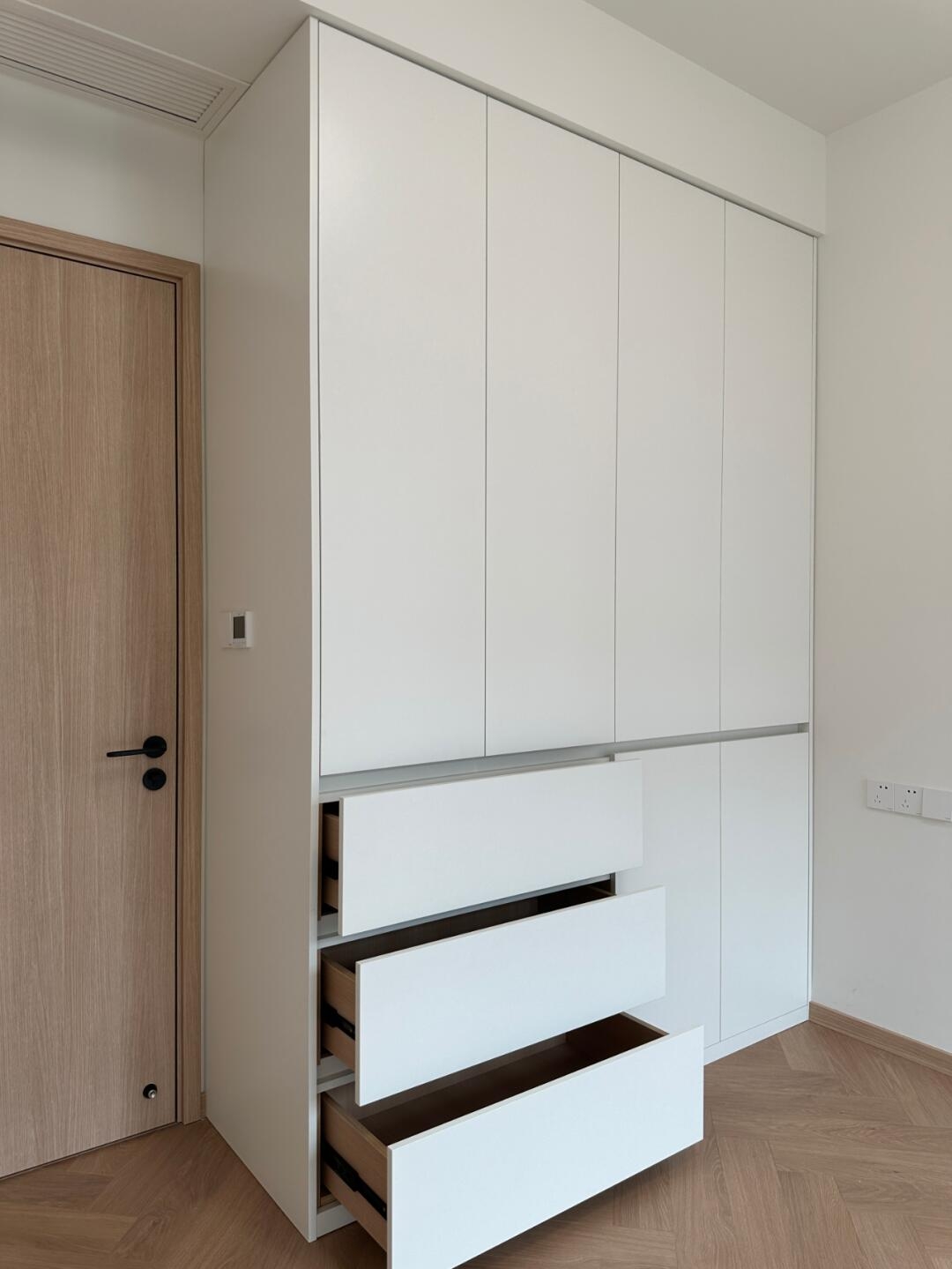 Tủ Quần Áo Âm Tường Kịch Trần Phân Tầng Minimalist