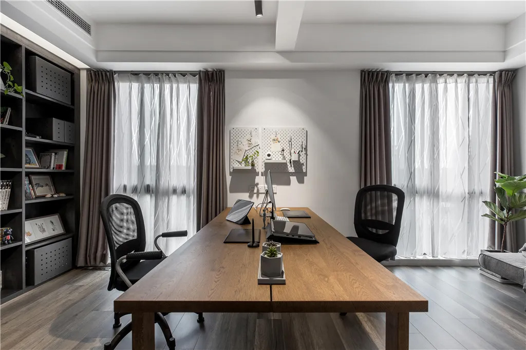 Nội thất trang nghiêm và mềm mại trên bàn ăn và tủ phụ cũng làm tăng thêm khí chất lộng lẫy và trang nhã cho không gian.