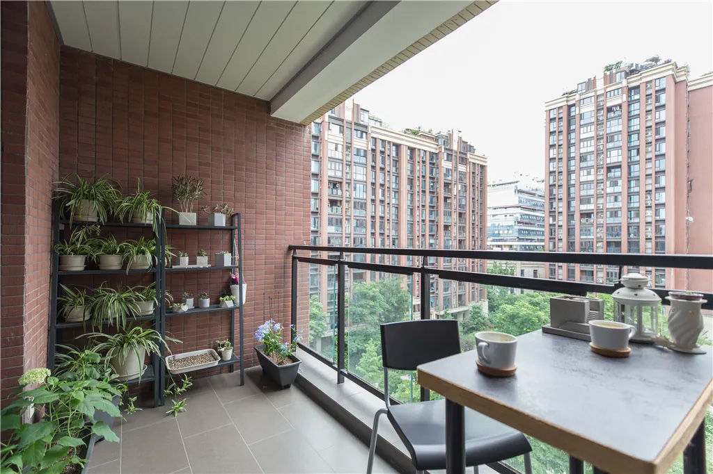 Nội thất trang nghiêm và mềm mại trên bàn ăn và tủ phụ cũng làm tăng thêm khí chất lộng lẫy và trang nhã cho không gian.