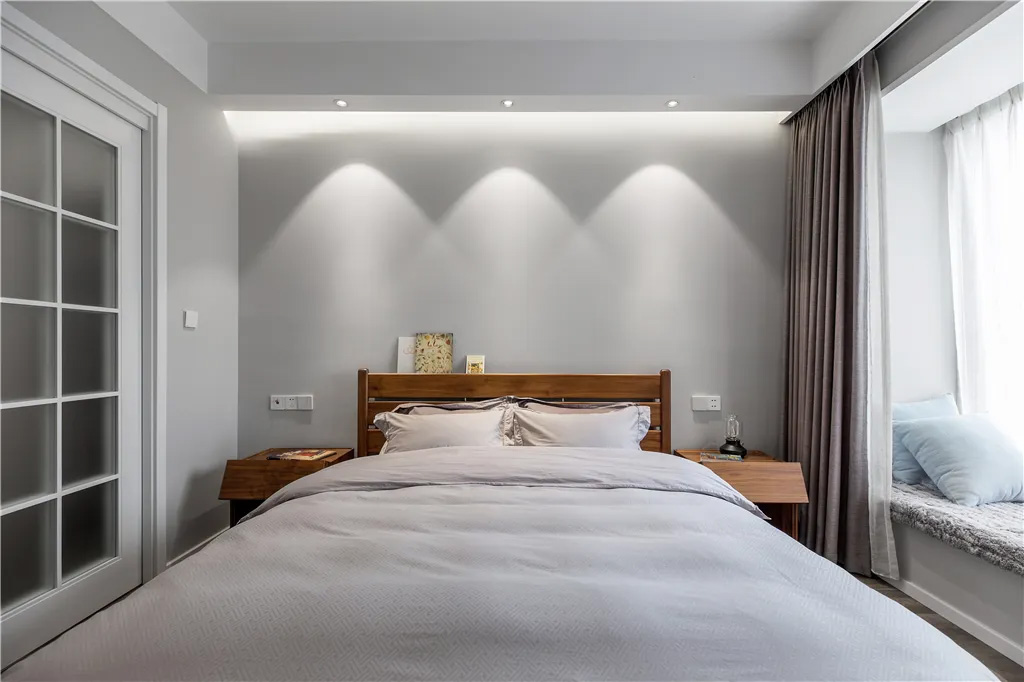 Nội thất trang nghiêm và mềm mại trên bàn ăn và tủ phụ cũng làm tăng thêm khí chất lộng lẫy và trang nhã cho không gian.