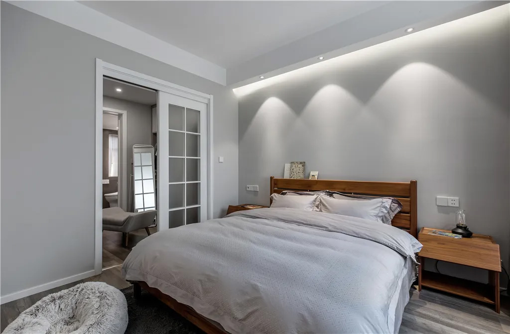 Nội thất trang nghiêm và mềm mại trên bàn ăn và tủ phụ cũng làm tăng thêm khí chất lộng lẫy và trang nhã cho không gian.