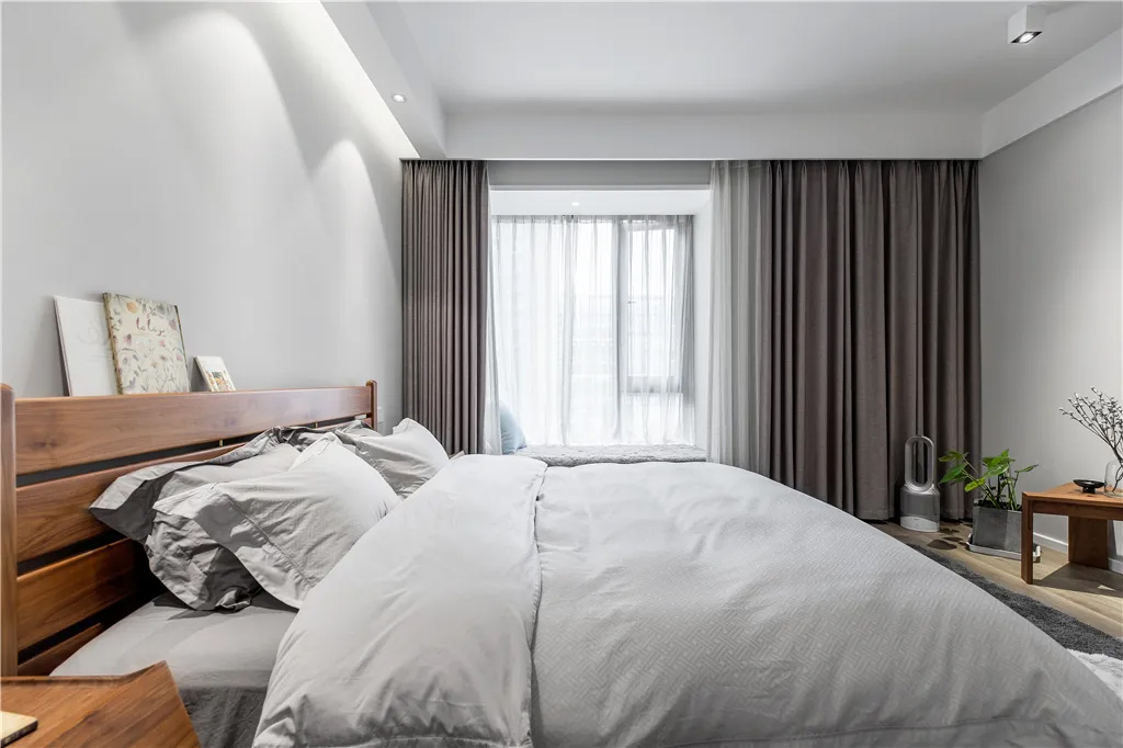 Nội thất trang nghiêm và mềm mại trên bàn ăn và tủ phụ cũng làm tăng thêm khí chất lộng lẫy và trang nhã cho không gian.