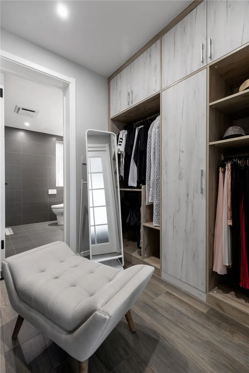 Nội thất trang nghiêm và mềm mại trên bàn ăn và tủ phụ cũng làm tăng thêm khí chất lộng lẫy và trang nhã cho không gian.