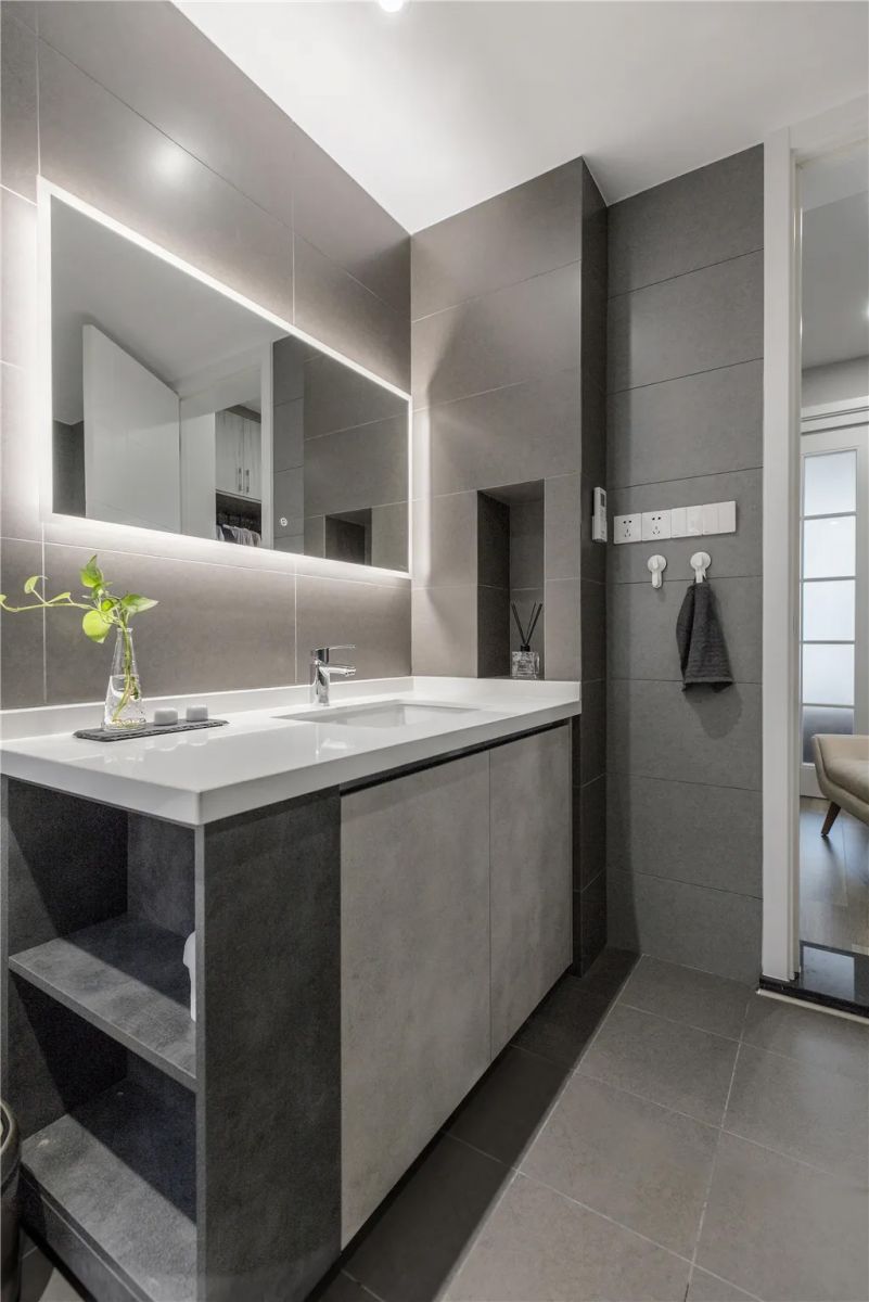 Nội thất trang nghiêm và mềm mại trên bàn ăn và tủ phụ cũng làm tăng thêm khí chất lộng lẫy và trang nhã cho không gian.