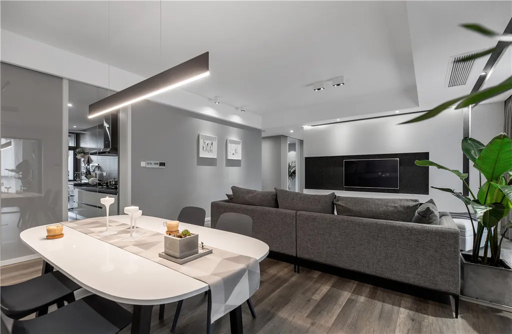 Nội thất trang nghiêm và mềm mại trên bàn ăn và tủ phụ cũng làm tăng thêm khí chất lộng lẫy và trang nhã cho không gian.