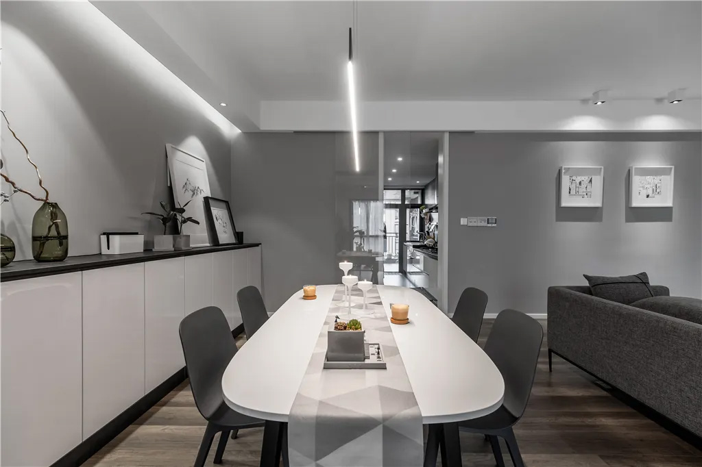 Nội thất trang nghiêm và mềm mại trên bàn ăn và tủ phụ cũng làm tăng thêm khí chất lộng lẫy và trang nhã cho không gian.