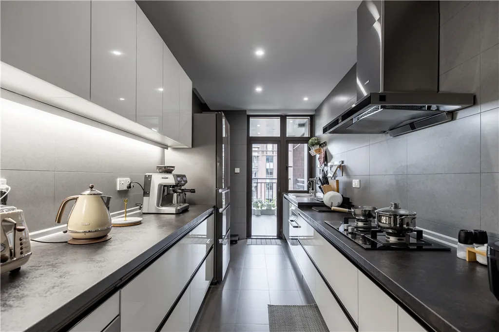 Nội thất trang nghiêm và mềm mại trên bàn ăn và tủ phụ cũng làm tăng thêm khí chất lộng lẫy và trang nhã cho không gian.